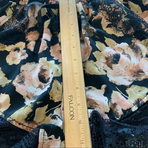 Paper crane Floral Lace Shorts Size Medium - Picture 7 of 9